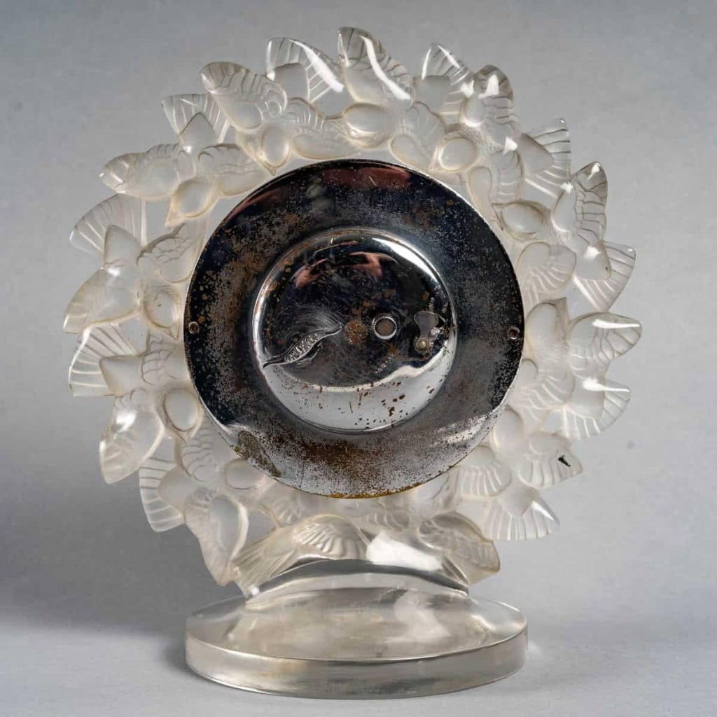 Pendule « Roitelets » verre blanc émaillé noir de René LALIQUE et OMEGA | Biron Pendule "Roitelets" verre blanc émaillé noir de René LALIQUE et OMEGA