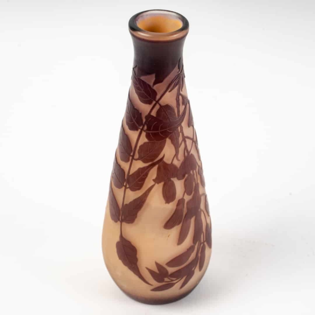 Vase « Glycines » verre multicouche dégagé l’acide rose et violet d’Emile Gallé | Biron Vase "Glycines" verre multicouche dégagé l'acide rose et violet d'Emile Gallé