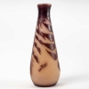 Vase « Glycines » verre multicouche dégagé l’acide rose et violet d’Emile Gallé | Biron Vase "Glycines" verre multicouche dégagé l'acide rose et violet d'Emile Gallé