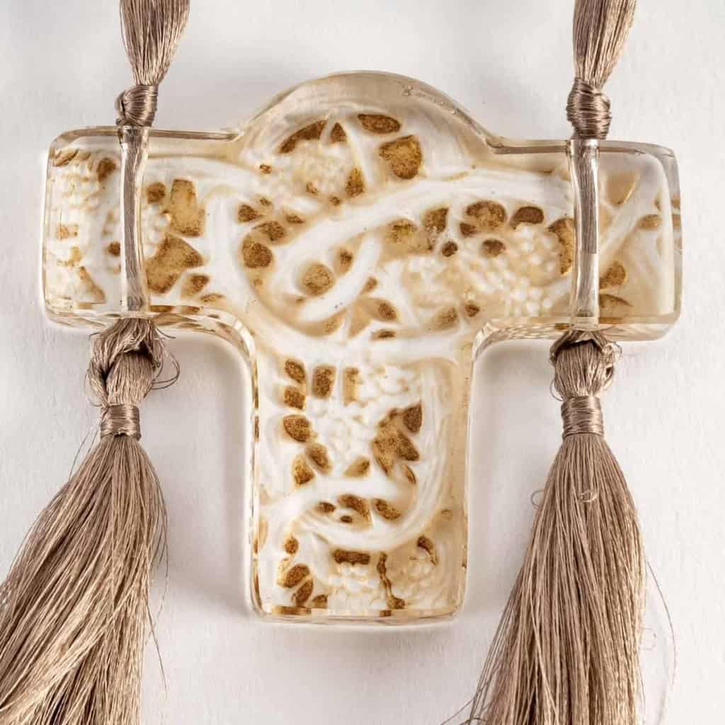 Pendentif « Mûres » verre blanc patiné sépia de René LALIQUE | Biron ||||