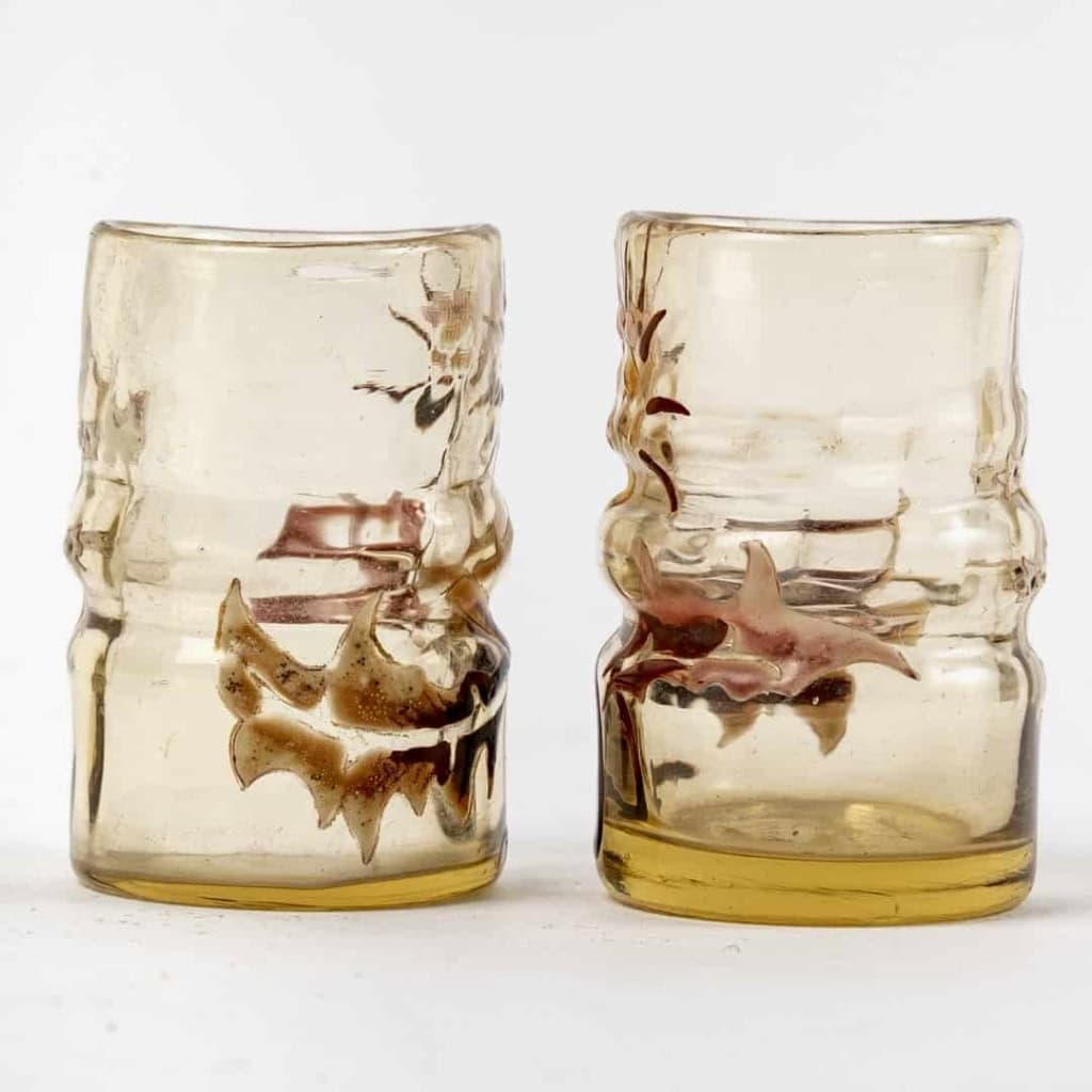 Deux verres à saké – liqueur « Chardons » verre jaune à décor de chardons émaillés d’Emile GALLE | Biron Deux verres à saké - liqueur "Chardons" verre jaune à décor de chardons émaillés d'Emile GALLE