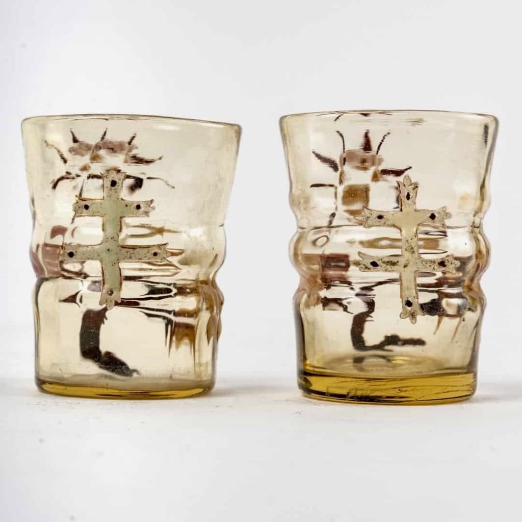 Deux verres à saké – liqueur « Chardons » verre jaune à décor de chardons émaillés d’Emile GALLE | Biron Deux verres à saké - liqueur "Chardons" verre jaune à décor de chardons émaillés d'Emile GALLE