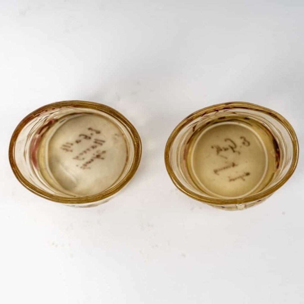 Deux verres à saké – liqueur « Chardons » verre jaune à décor de chardons émaillés d’Emile GALLE | Biron Deux verres à saké - liqueur "Chardons" verre jaune à décor de chardons émaillés d'Emile GALLE