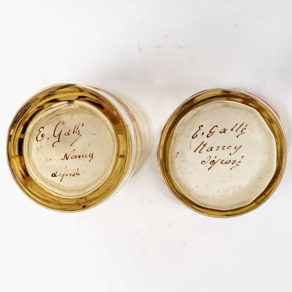 Deux verres à saké – liqueur « Chardons » verre jaune à décor de chardons émaillés d’Emile GALLE | Biron Deux verres à saké - liqueur "Chardons" verre jaune à décor de chardons émaillés d'Emile GALLE