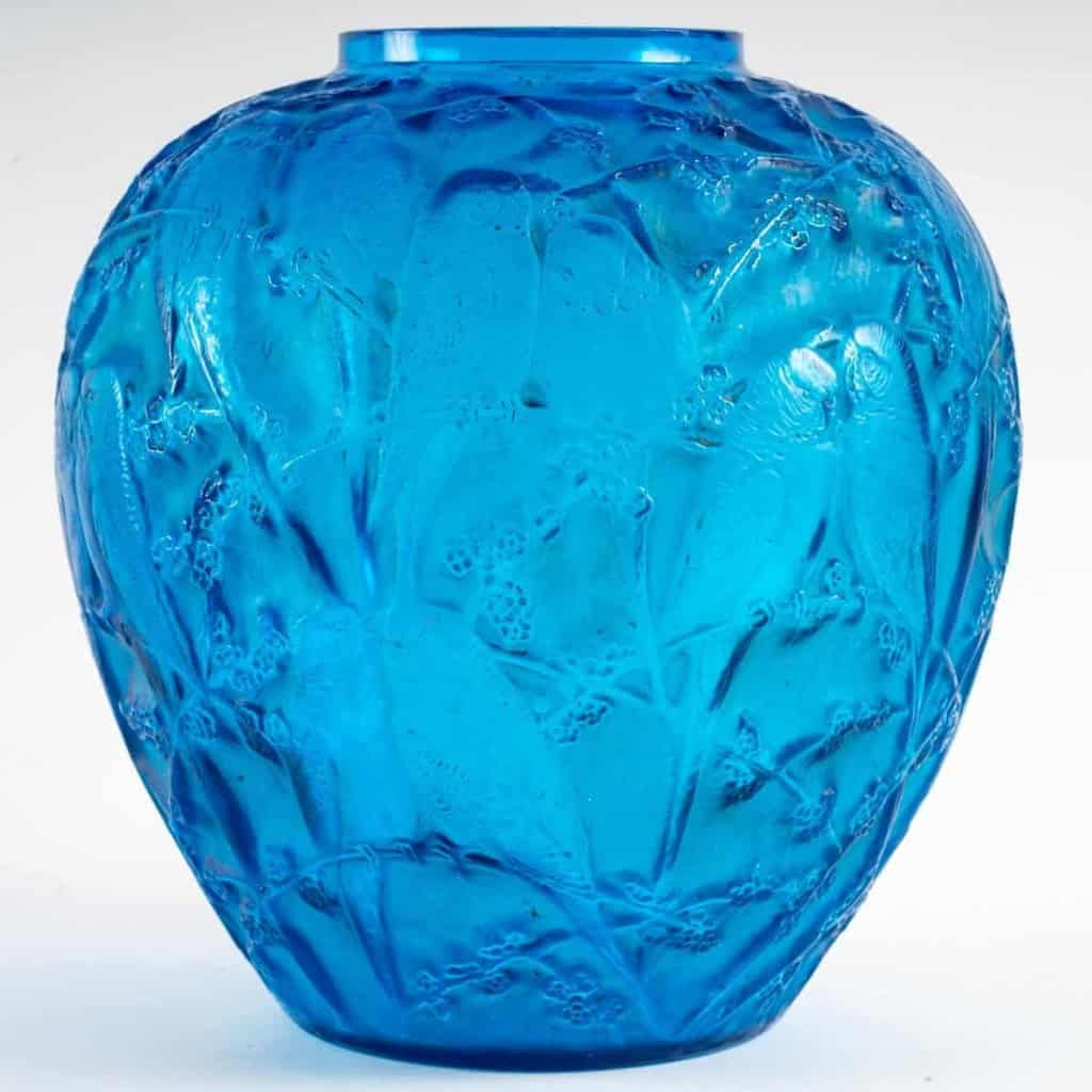 René Lalique (1860-1945) : Vase » Perruches » Verre Bleu | Biron René Lalique (1860-1945) : Vase " Perruches " Verre Bleu