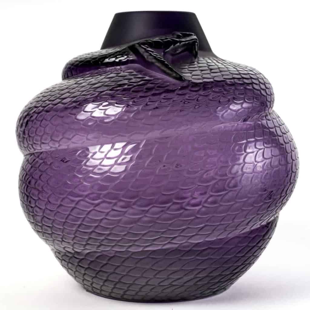 Vase « Serpent » en cristal violet de LALIQUE FRANCE d’après un dessin de René LALIQUE | Biron |||||||||