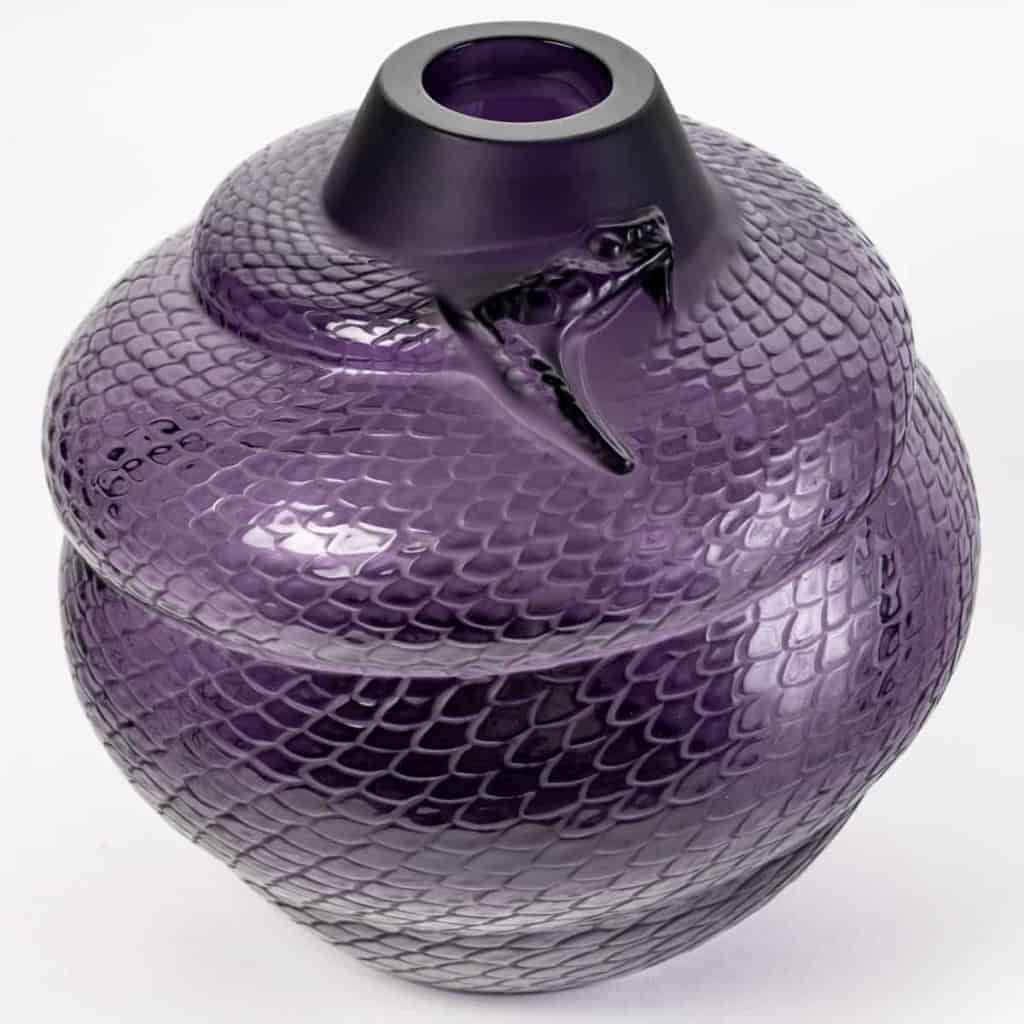 Vase « Serpent » en cristal violet de LALIQUE FRANCE d’après un dessin de René LALIQUE | Biron Vase "Serpent" en cristal violet de LALIQUE FRANCE d'après un dessin de René LALIQUE