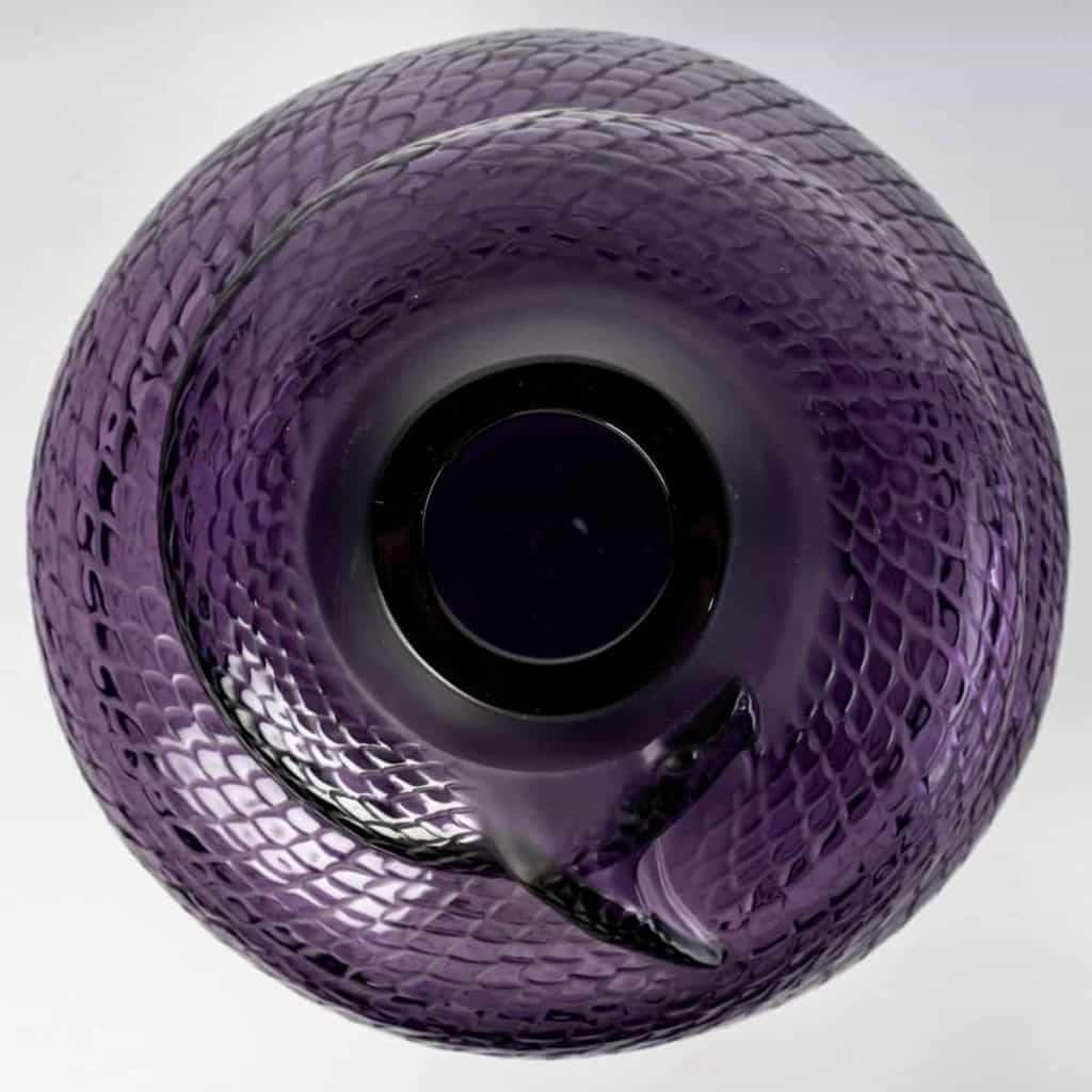 Vase « Serpent » en cristal violet de LALIQUE FRANCE d’après un dessin de René LALIQUE | Biron Vase "Serpent" en cristal violet de LALIQUE FRANCE d'après un dessin de René LALIQUE