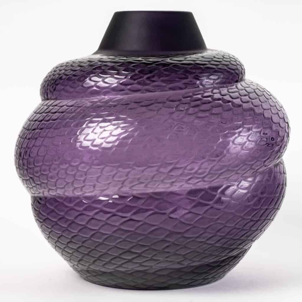Vase « Serpent » en cristal violet de LALIQUE FRANCE d’après un dessin de René LALIQUE | Biron Vase "Serpent" en cristal violet de LALIQUE FRANCE d'après un dessin de René LALIQUE