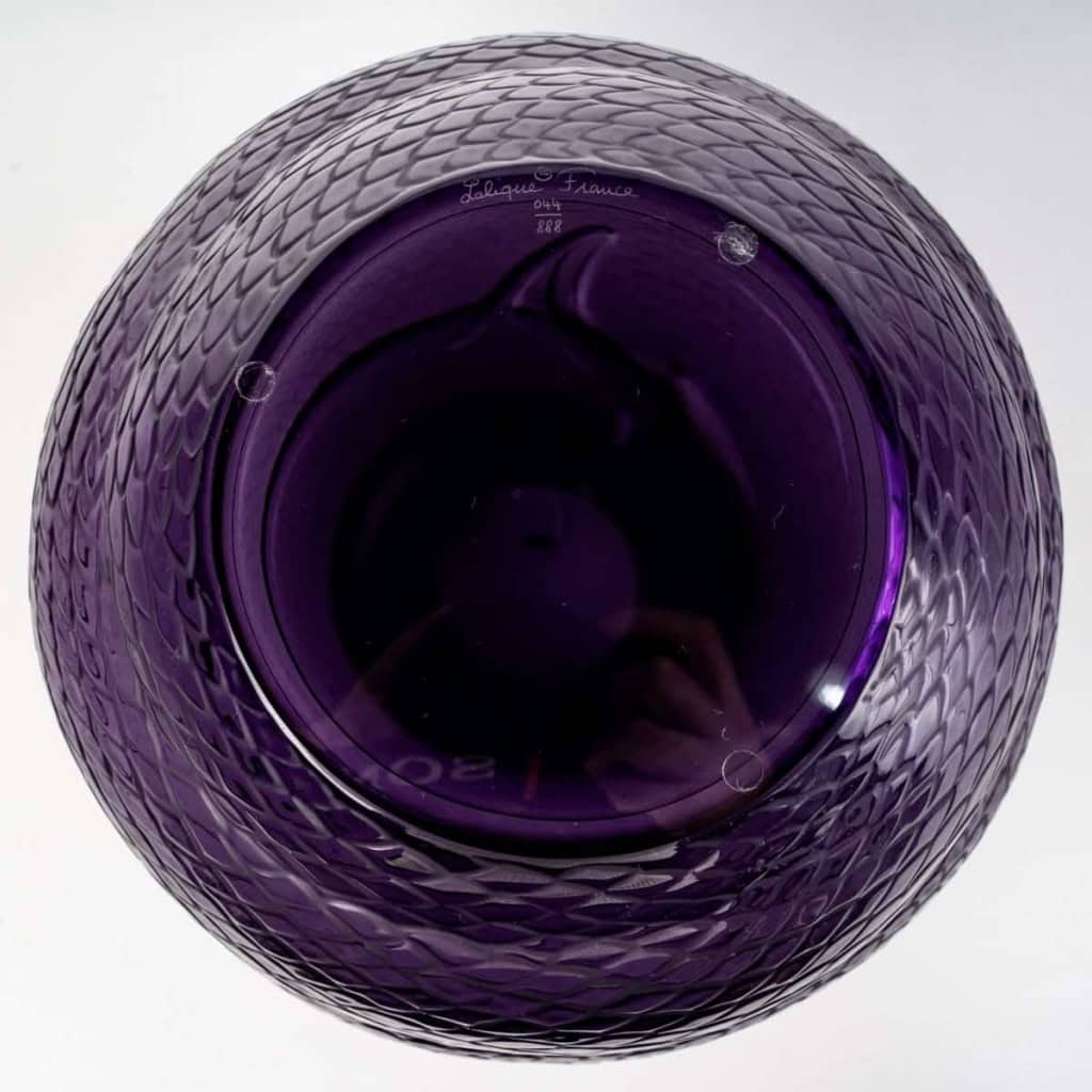 Vase « Serpent » en cristal violet de LALIQUE FRANCE d’après un dessin de René LALIQUE | Biron Vase "Serpent" en cristal violet de LALIQUE FRANCE d'après un dessin de René LALIQUE
