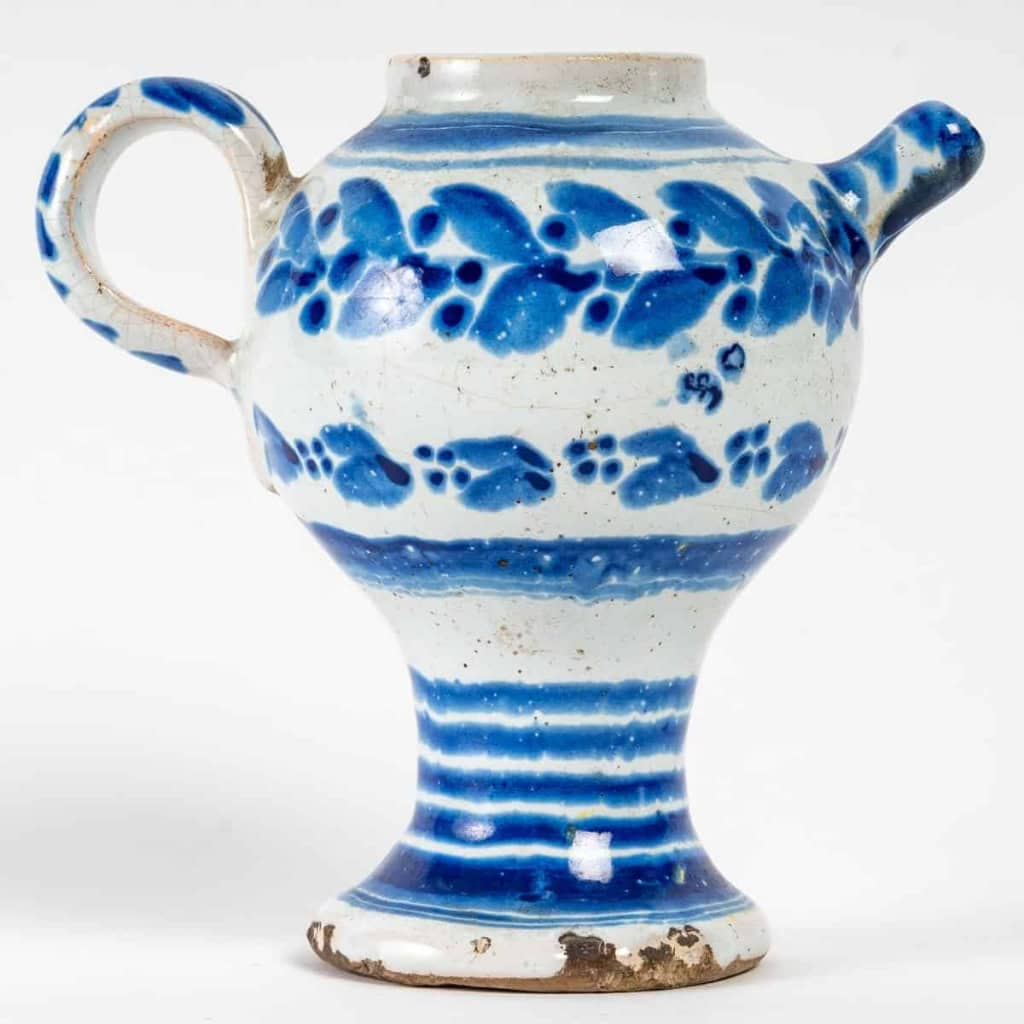 Petite verseuse en terre cuite émaillée bleu et blanc. XIXème siècle 3