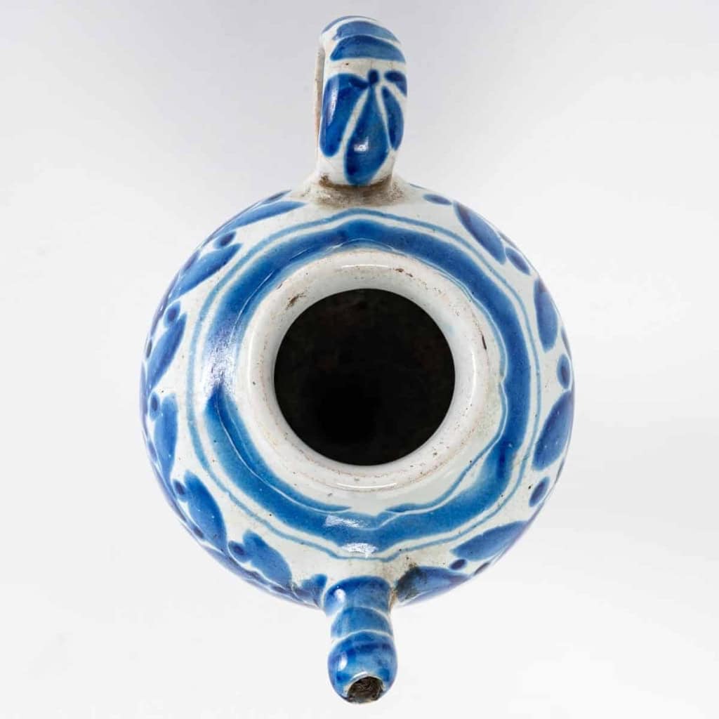 Petite verseuse en terre cuite émaillée bleu et blanc. XIXème siècle 5