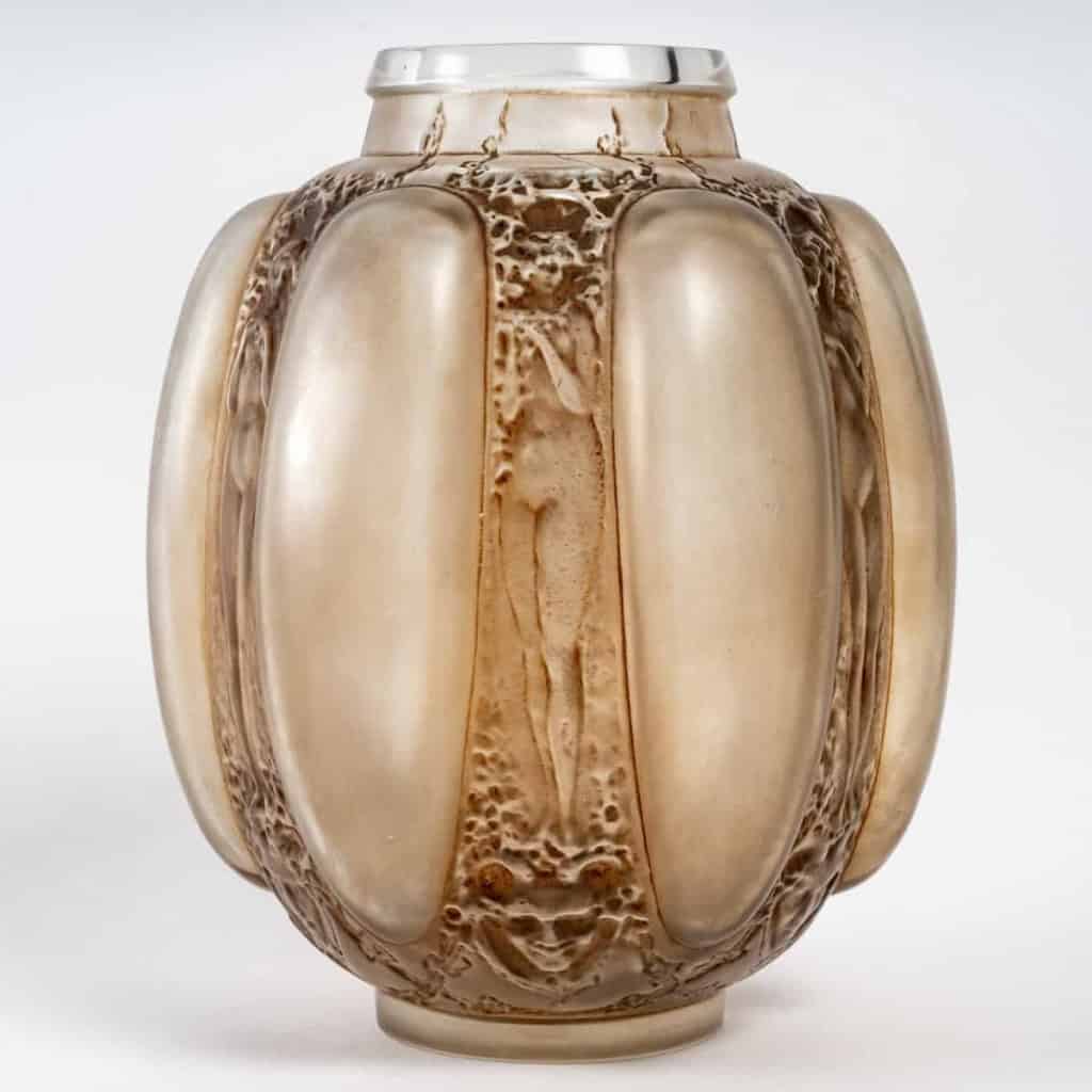 Vase « Six Figurines et Masques » verre blanc patiné sépia de René LALIQUE | Biron ||||||||||