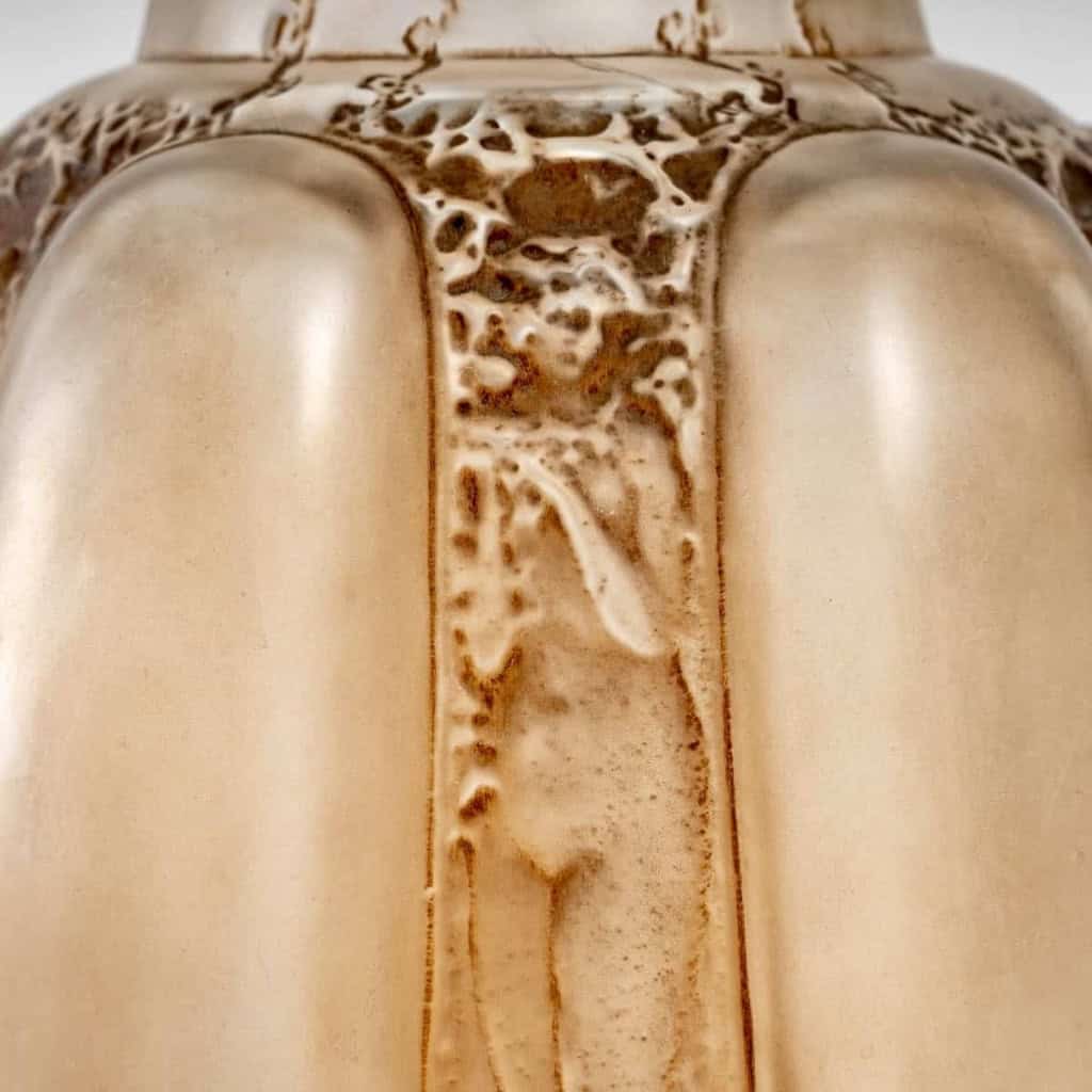 Vase « Six Figurines et Masques » verre blanc patiné sépia de René LALIQUE | Biron Vase "Six Figurines et Masques" verre blanc patiné sépia de René LALIQUE
