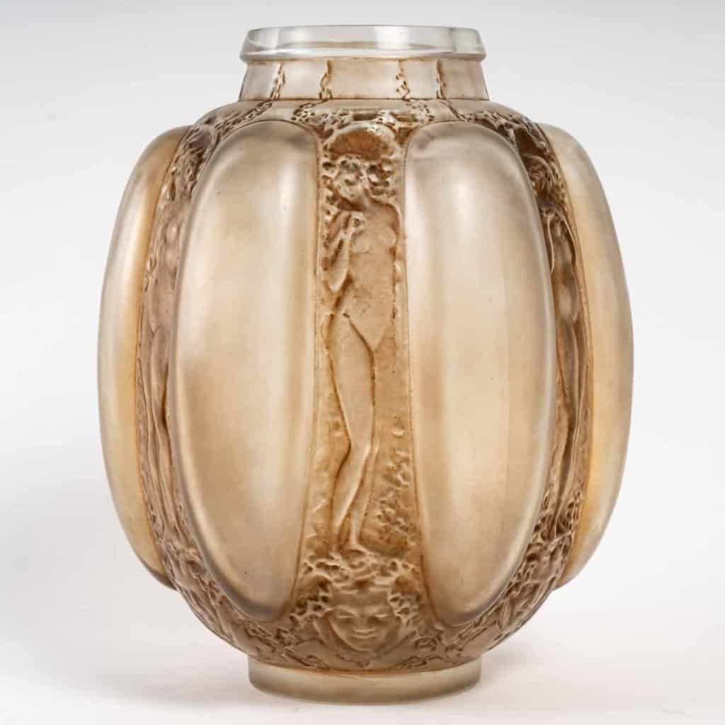 Vase « Six Figurines et Masques » verre blanc patiné sépia de René LALIQUE | Biron Vase "Six Figurines et Masques" verre blanc patiné sépia de René LALIQUE