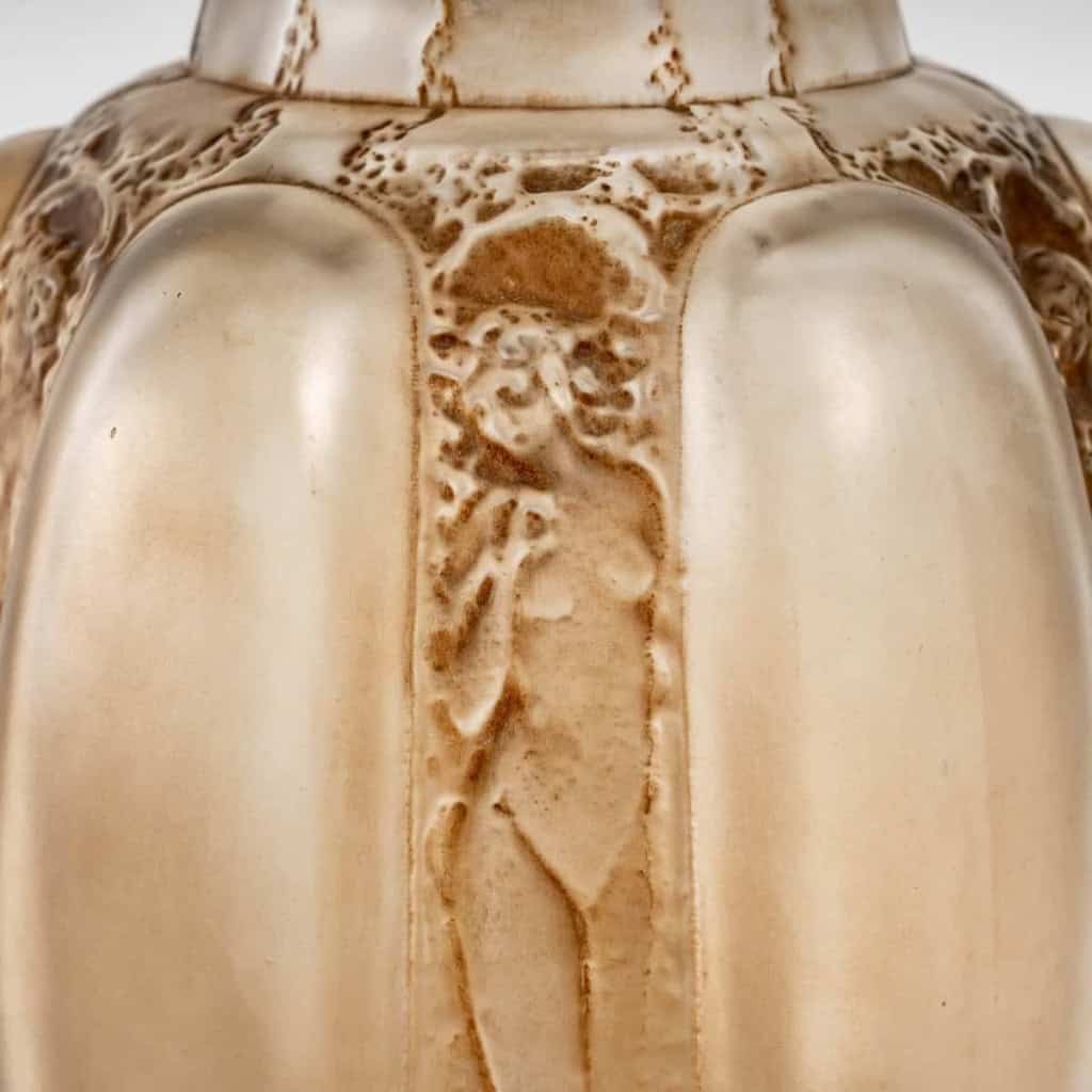 Vase « Six Figurines et Masques » verre blanc patiné sépia de René LALIQUE | Biron Vase "Six Figurines et Masques" verre blanc patiné sépia de René LALIQUE