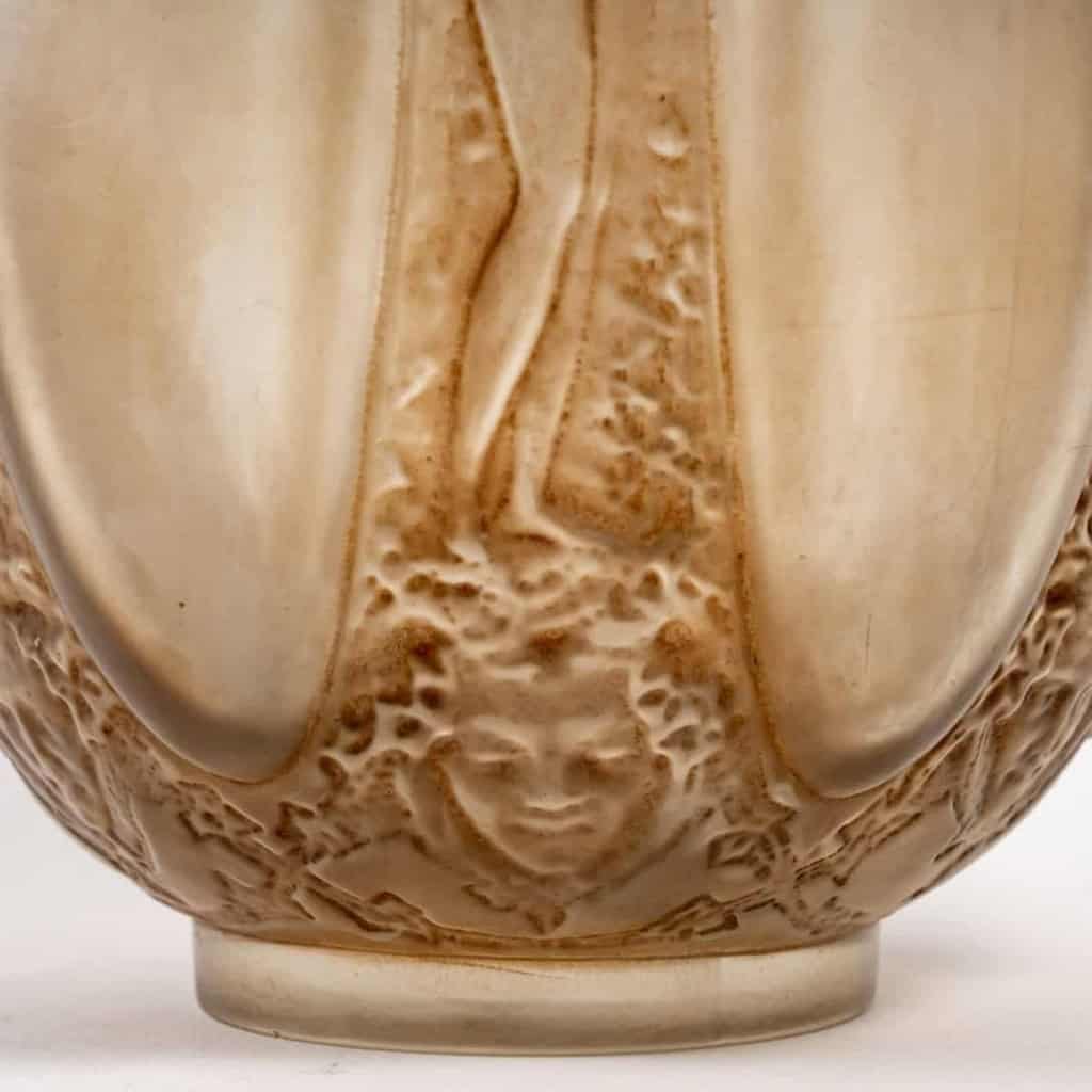 Vase « Six Figurines et Masques » verre blanc patiné sépia de René LALIQUE | Biron Vase "Six Figurines et Masques" verre blanc patiné sépia de René LALIQUE