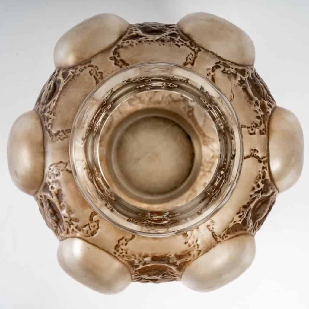 Vase « Six Figurines et Masques » verre blanc patiné sépia de René LALIQUE | Biron Vase "Six Figurines et Masques" verre blanc patiné sépia de René LALIQUE