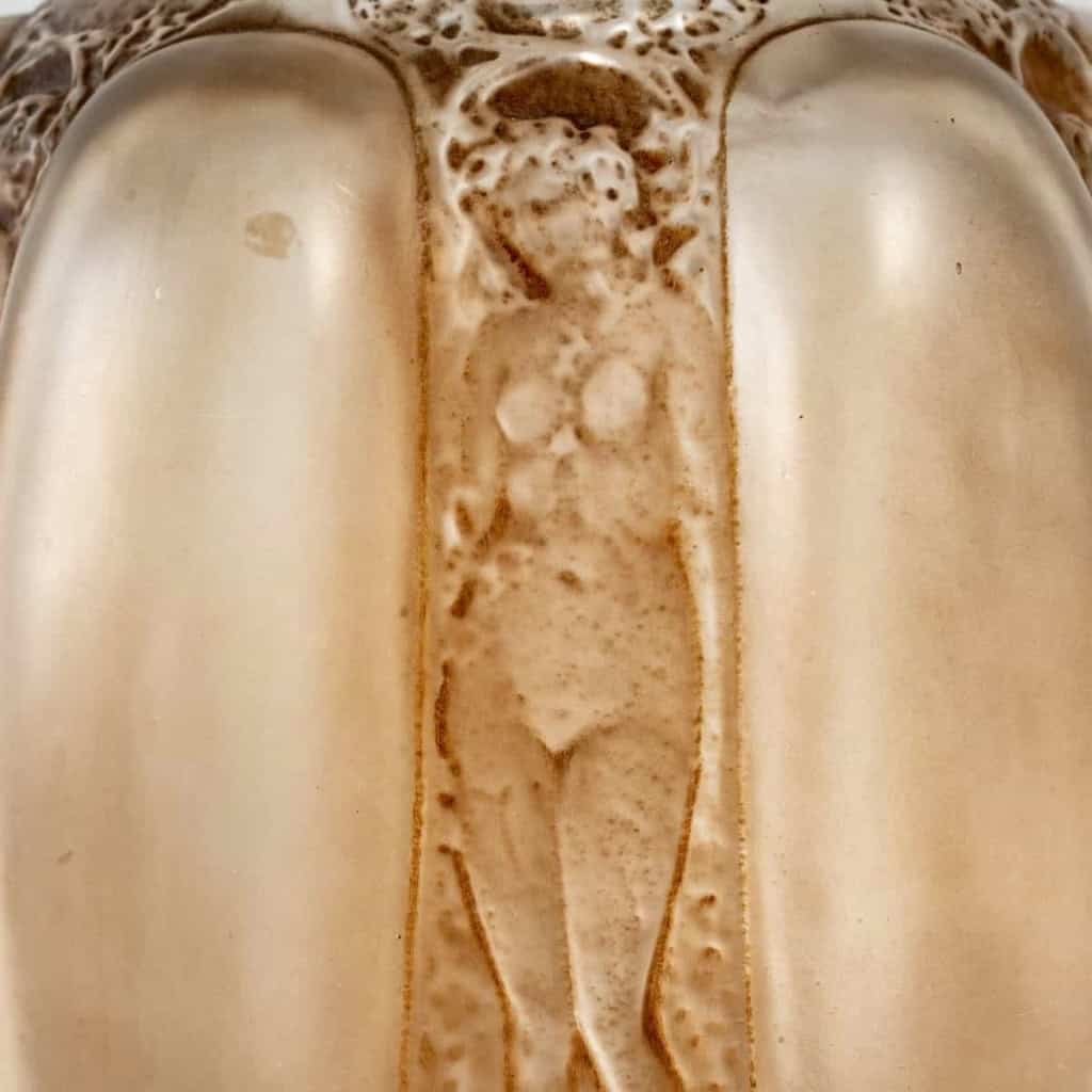 Vase « Six Figurines et Masques » verre blanc patiné sépia de René LALIQUE | Biron Vase "Six Figurines et Masques" verre blanc patiné sépia de René LALIQUE