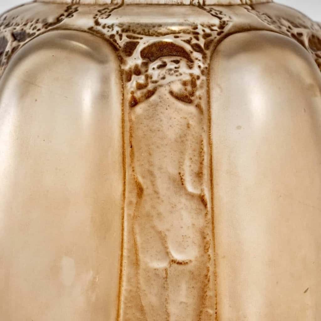 Vase « Six Figurines et Masques » verre blanc patiné sépia de René LALIQUE | Biron Vase "Six Figurines et Masques" verre blanc patiné sépia de René LALIQUE