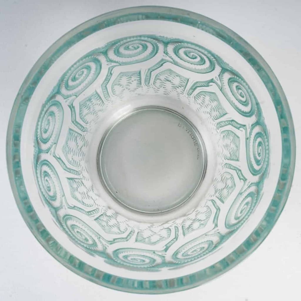 Vase « Rennes » verre blanc patiné turquoise de René LALIQUE | Biron Vase "Rennes" verre blanc patiné turquoise de René LALIQUE