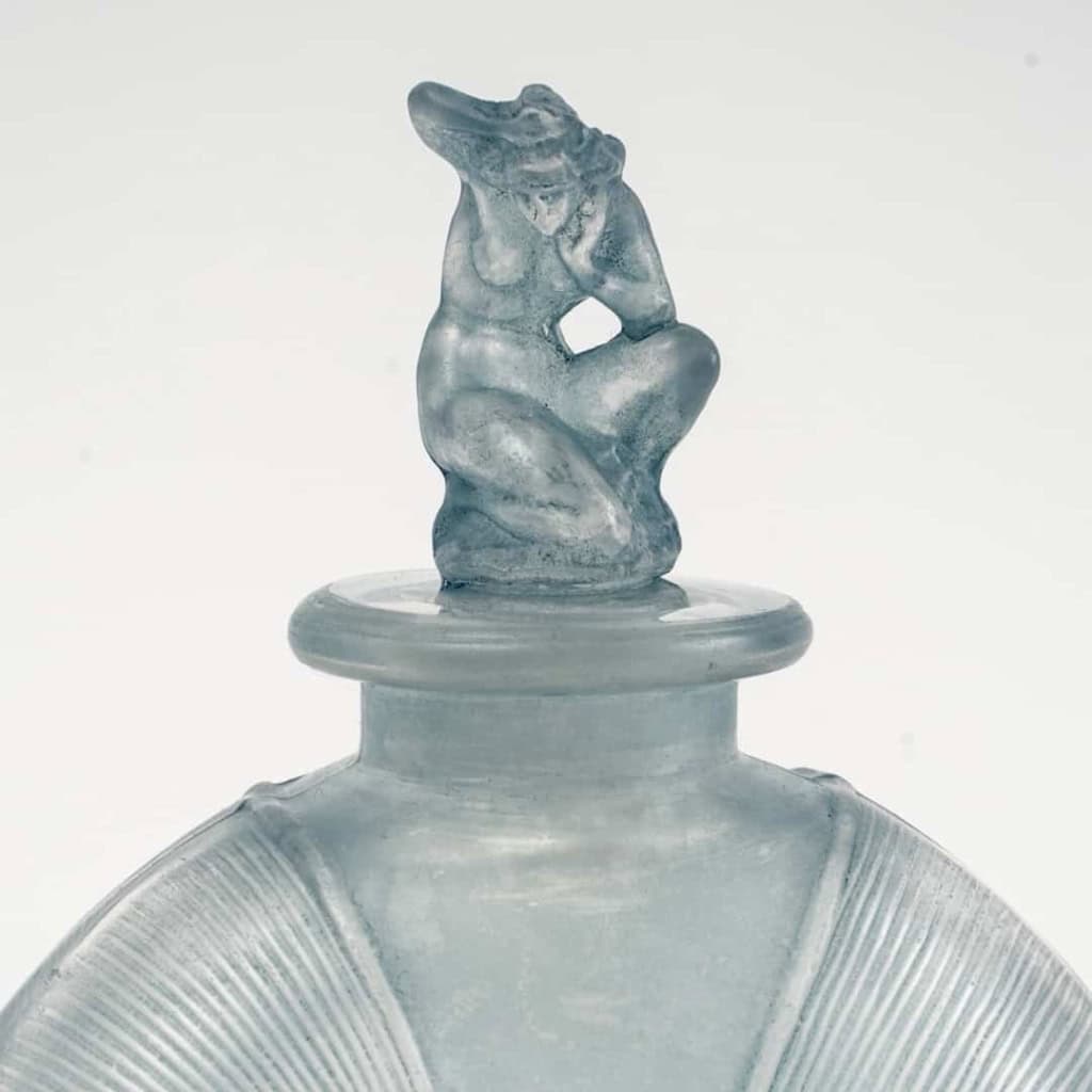 Flacon « Amphitrite » verre blanc patiné bleu de René LALIQUE | Biron Flacon "Amphitrite" verre blanc patiné bleu de René LALIQUE