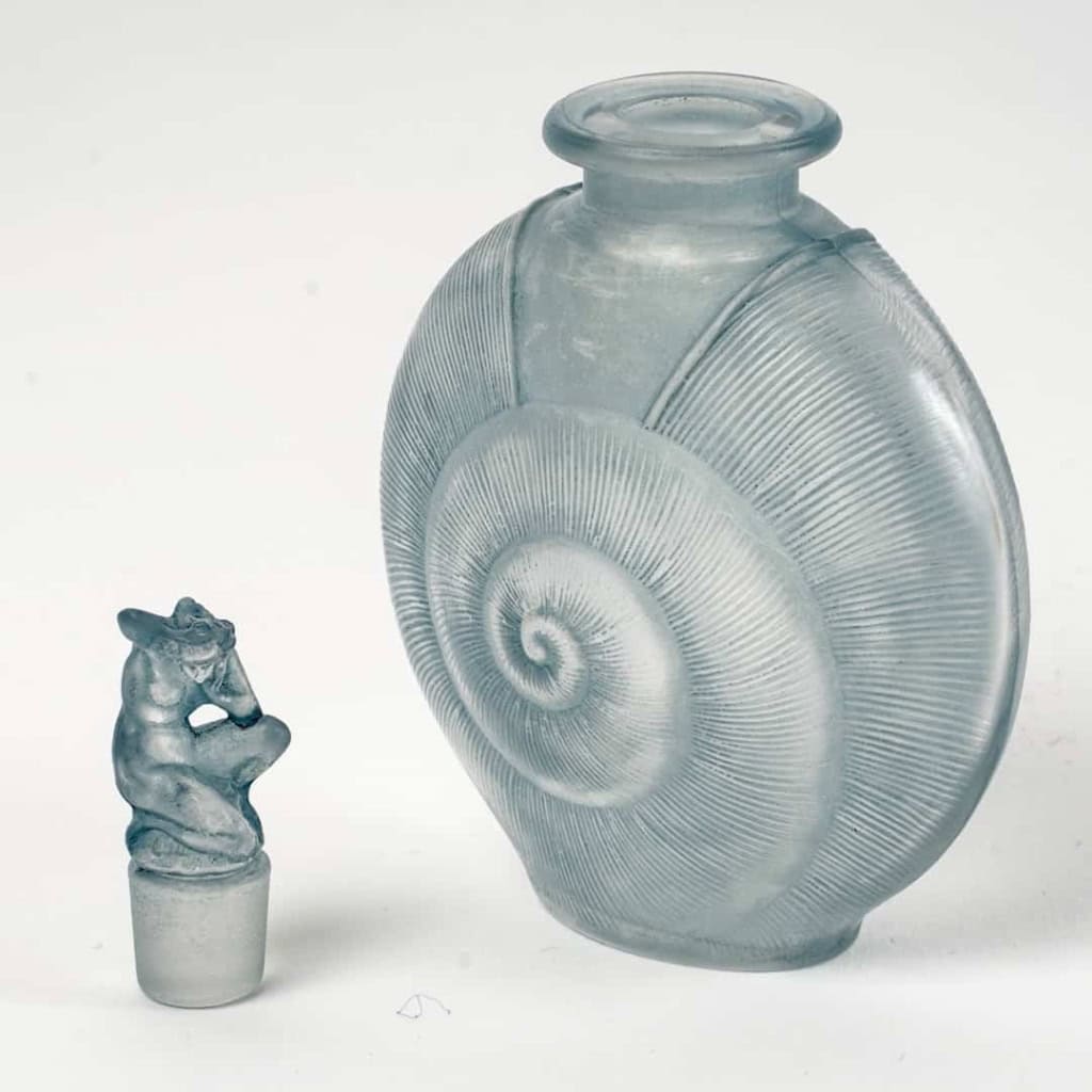 Flacon « Amphitrite » verre blanc patiné bleu de René LALIQUE | Biron Flacon "Amphitrite" verre blanc patiné bleu de René LALIQUE