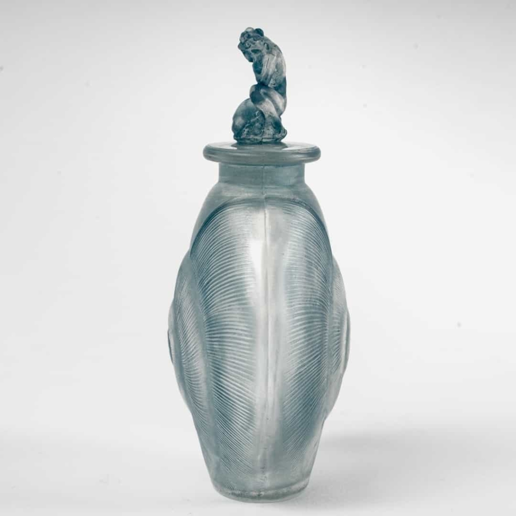 Flacon « Amphitrite » verre blanc patiné bleu de René LALIQUE | Biron Flacon "Amphitrite" verre blanc patiné bleu de René LALIQUE