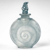 Flacon « Amphitrite » verre blanc patiné bleu de René LALIQUE | Biron Flacon "Amphitrite" verre blanc patiné bleu de René LALIQUE