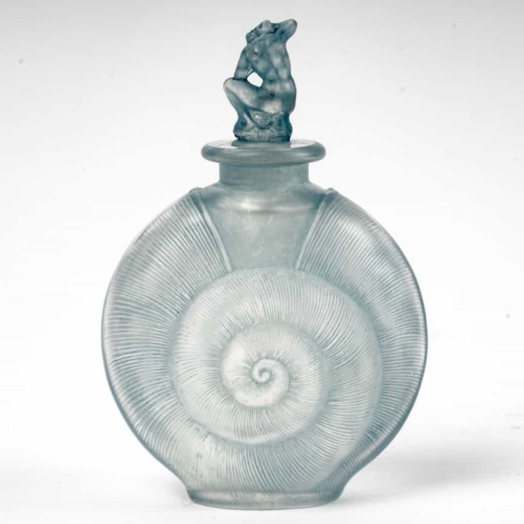 Flacon « Amphitrite » verre blanc patiné bleu de René LALIQUE | Biron Flacon "Amphitrite" verre blanc patiné bleu de René LALIQUE