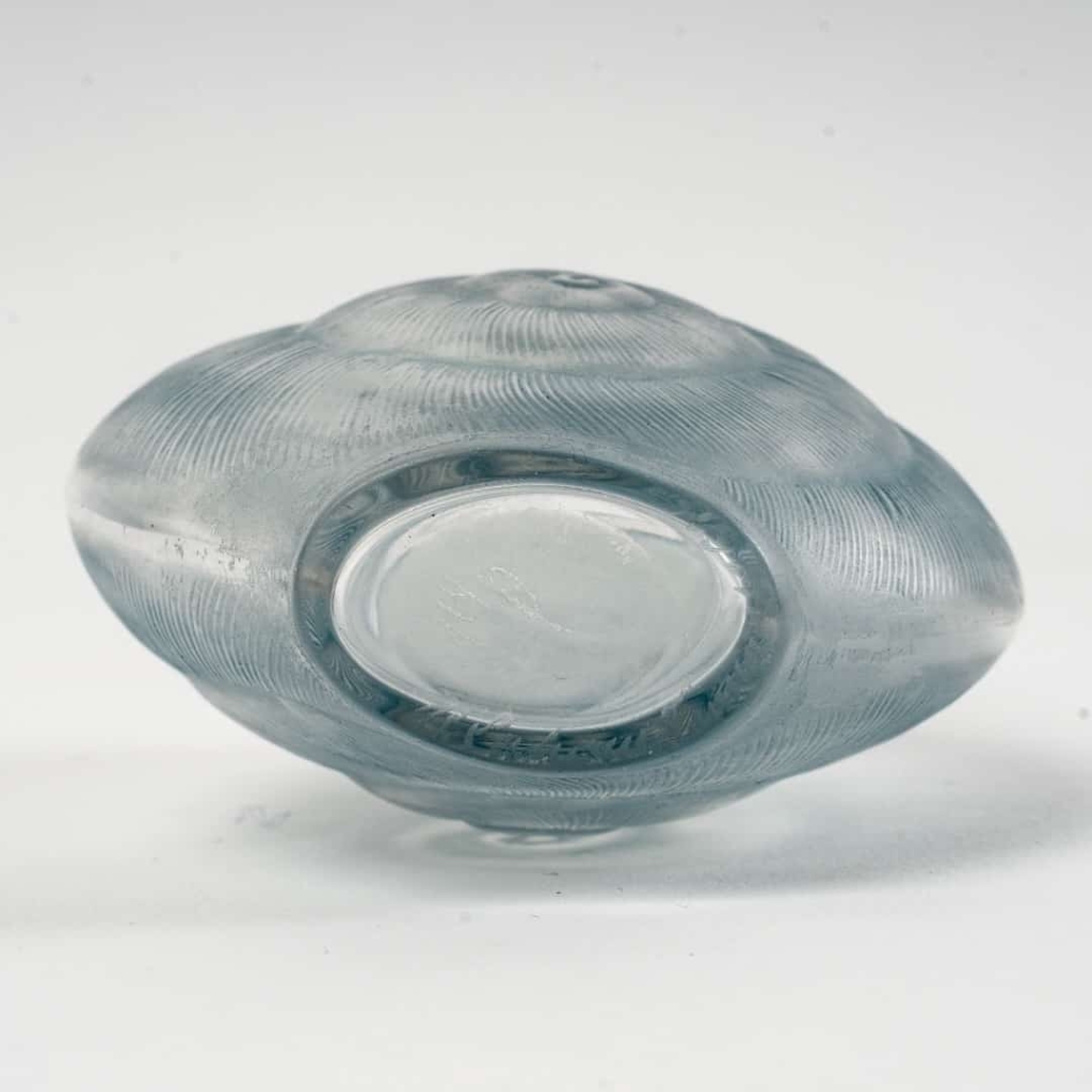 Flacon « Amphitrite » verre blanc patiné bleu de René LALIQUE | Biron Flacon "Amphitrite" verre blanc patiné bleu de René LALIQUE
