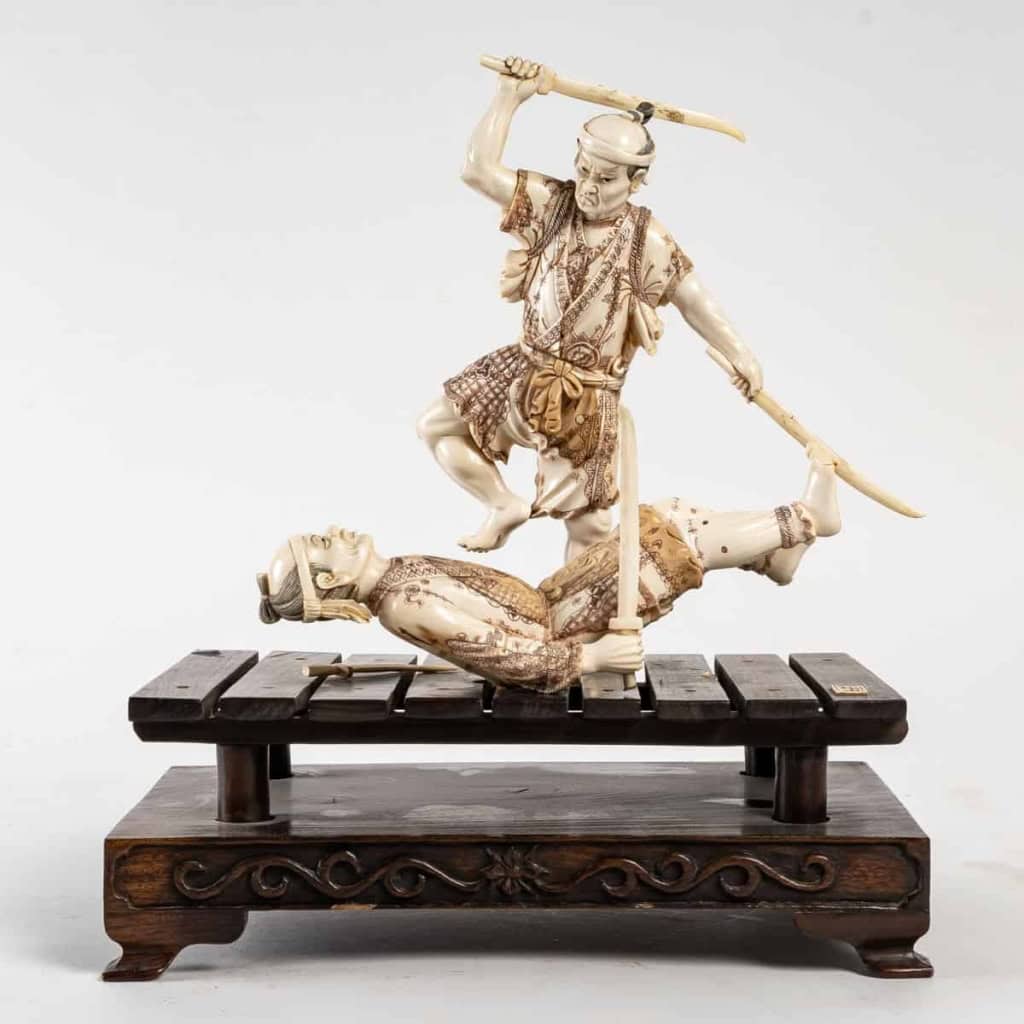 Sculpture japonaise en ivoire de Mammouth sur socle en bois, Fin XIXème siècle | Biron |||||||||