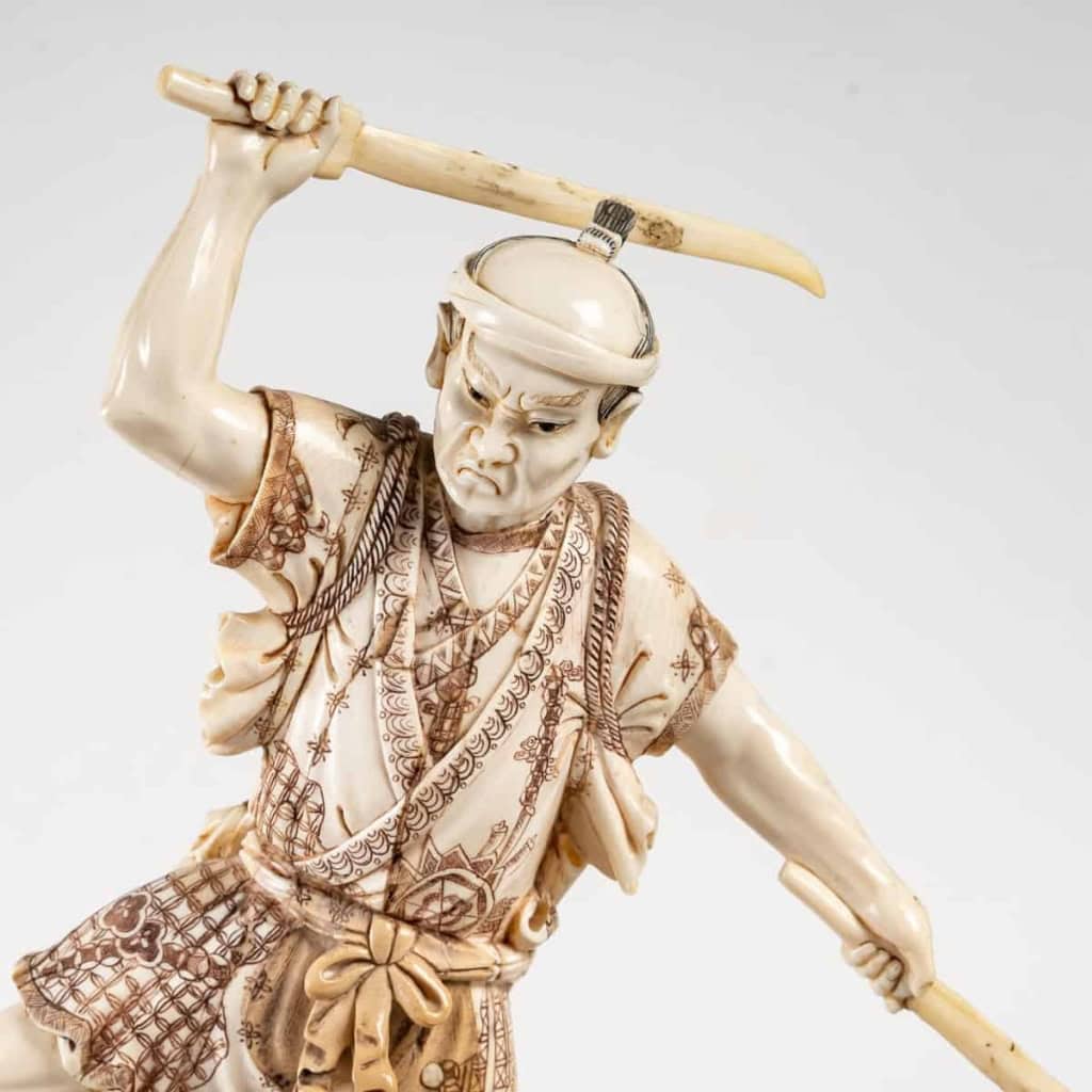Sculpture japonaise en ivoire de Mammouth sur socle en bois, Fin XIXème siècle | Biron Sculpture japonaise en ivoire de Mammouth sur socle en bois, Fin XIXème siècle
