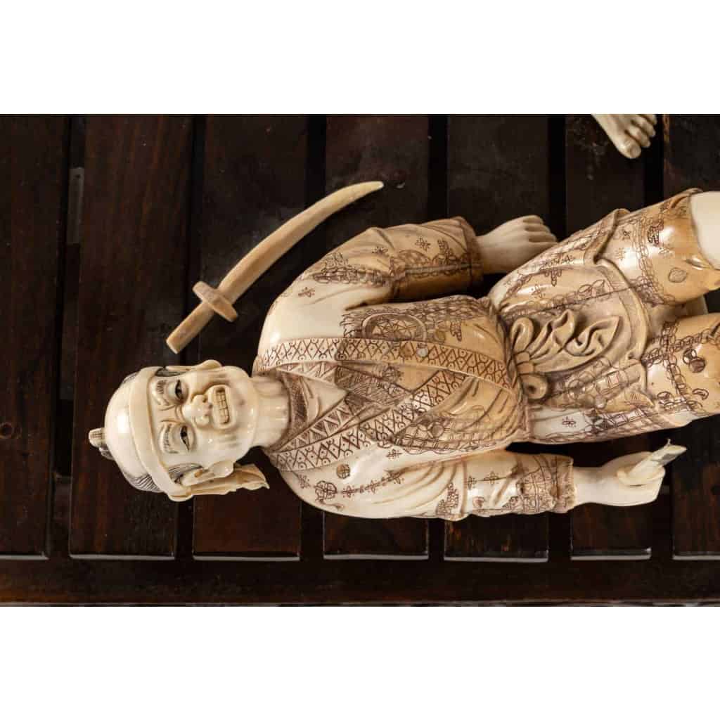 Sculpture japonaise en ivoire de Mammouth sur socle en bois, Fin XIXème siècle | Biron Sculpture japonaise en ivoire de Mammouth sur socle en bois, Fin XIXème siècle