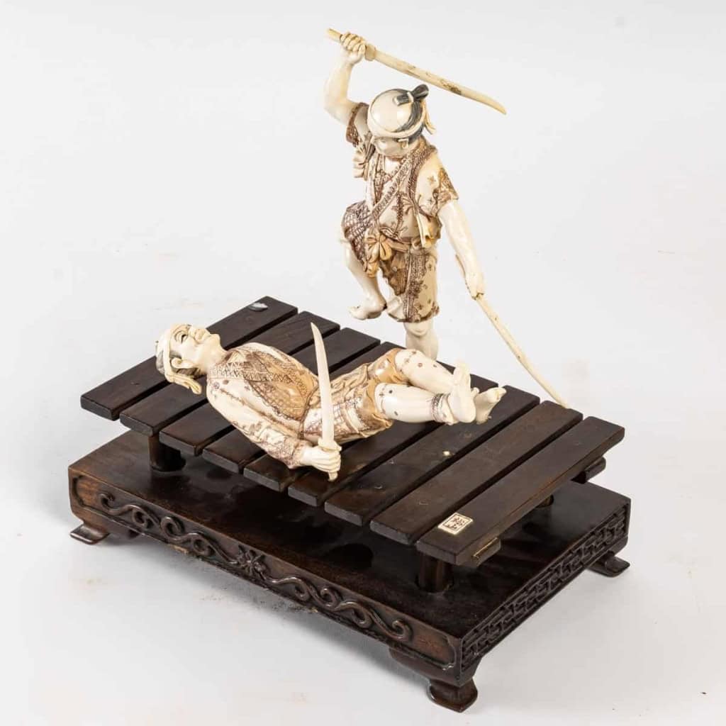 Sculpture japonaise en ivoire de Mammouth sur socle en bois, Fin XIXème siècle | Biron Sculpture japonaise en ivoire de Mammouth sur socle en bois, Fin XIXème siècle