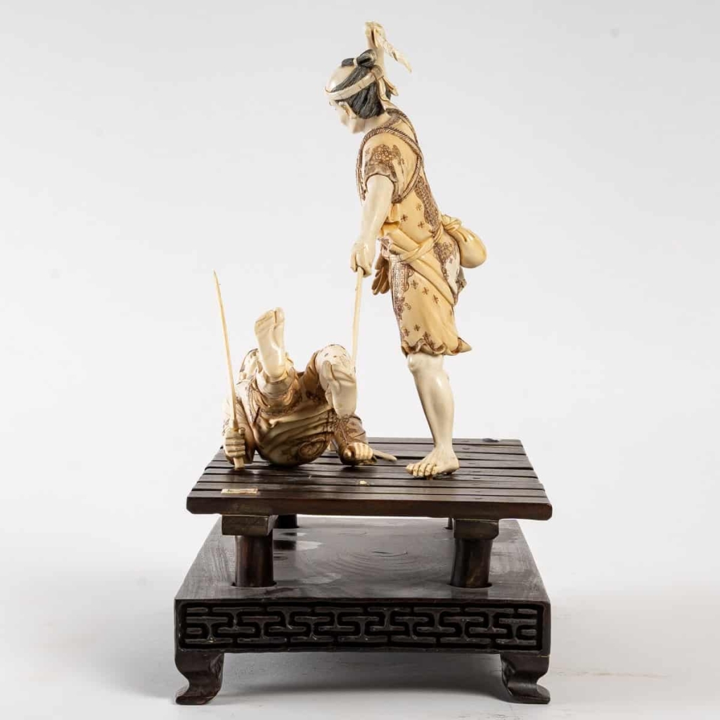 Sculpture japonaise en ivoire de Mammouth sur socle en bois, Fin XIXème siècle | Biron Sculpture japonaise en ivoire de Mammouth sur socle en bois, Fin XIXème siècle