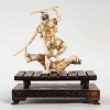 Sculpture japonaise en ivoire de Mammouth sur socle en bois, Fin XIXème siècle | Biron Sculpture japonaise en ivoire de Mammouth sur socle en bois, Fin XIXème siècle