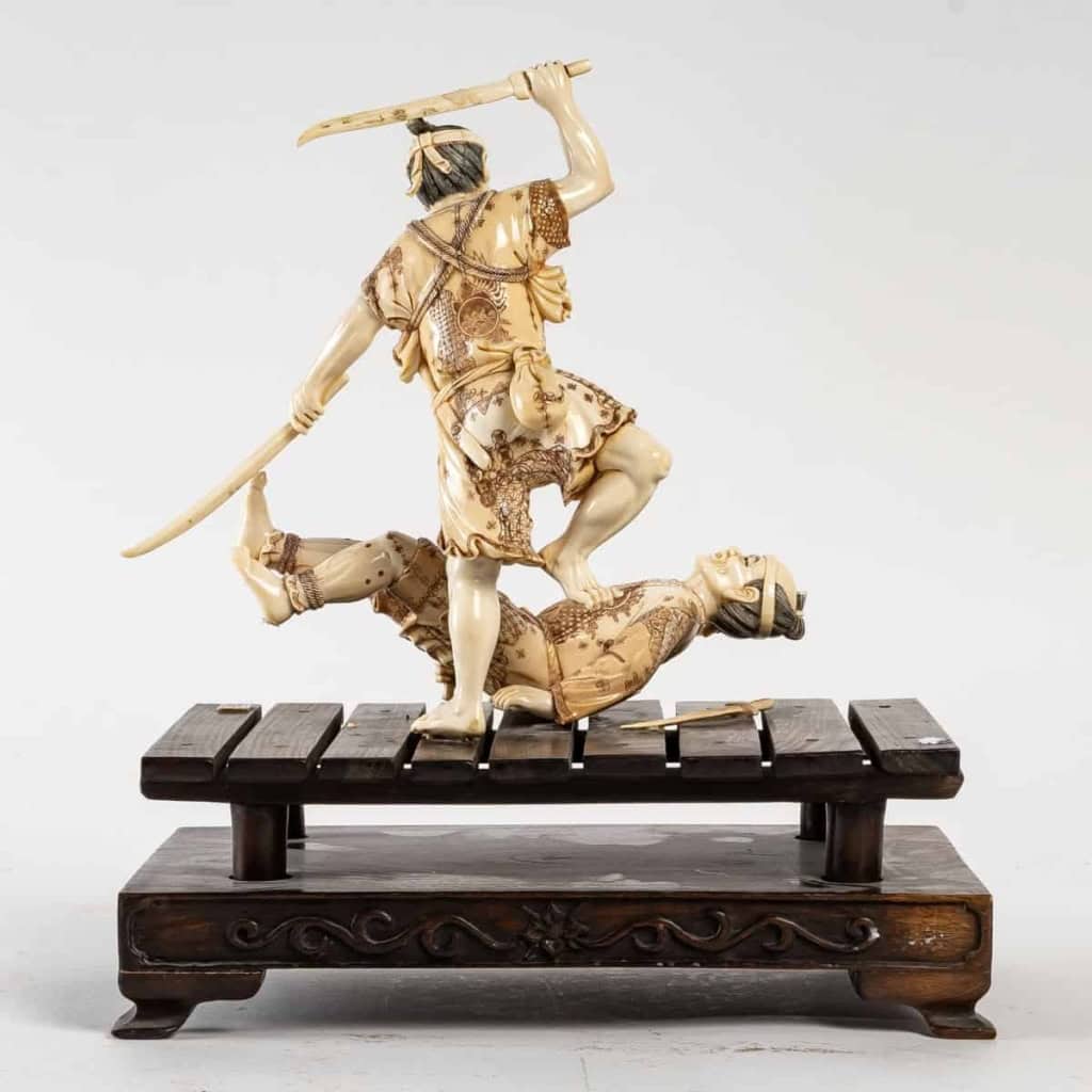 Sculpture japonaise en ivoire de Mammouth sur socle en bois, Fin XIXème siècle | Biron Sculpture japonaise en ivoire de Mammouth sur socle en bois, Fin XIXème siècle