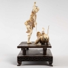 Sculpture japonaise en ivoire de Mammouth sur socle en bois, Fin XIXème siècle | Biron Sculpture japonaise en ivoire de Mammouth sur socle en bois, Fin XIXème siècle