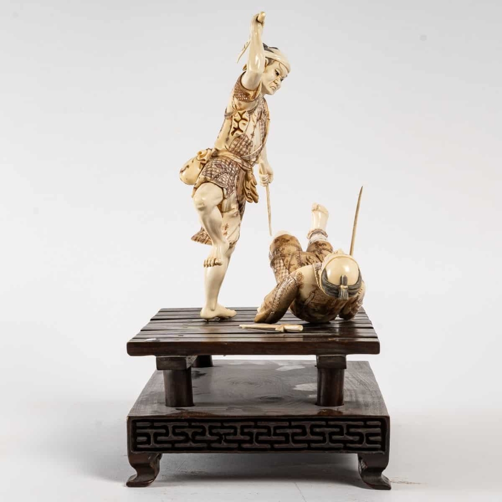 Sculpture japonaise en ivoire de Mammouth sur socle en bois, Fin XIXème siècle | Biron Sculpture japonaise en ivoire de Mammouth sur socle en bois, Fin XIXème siècle