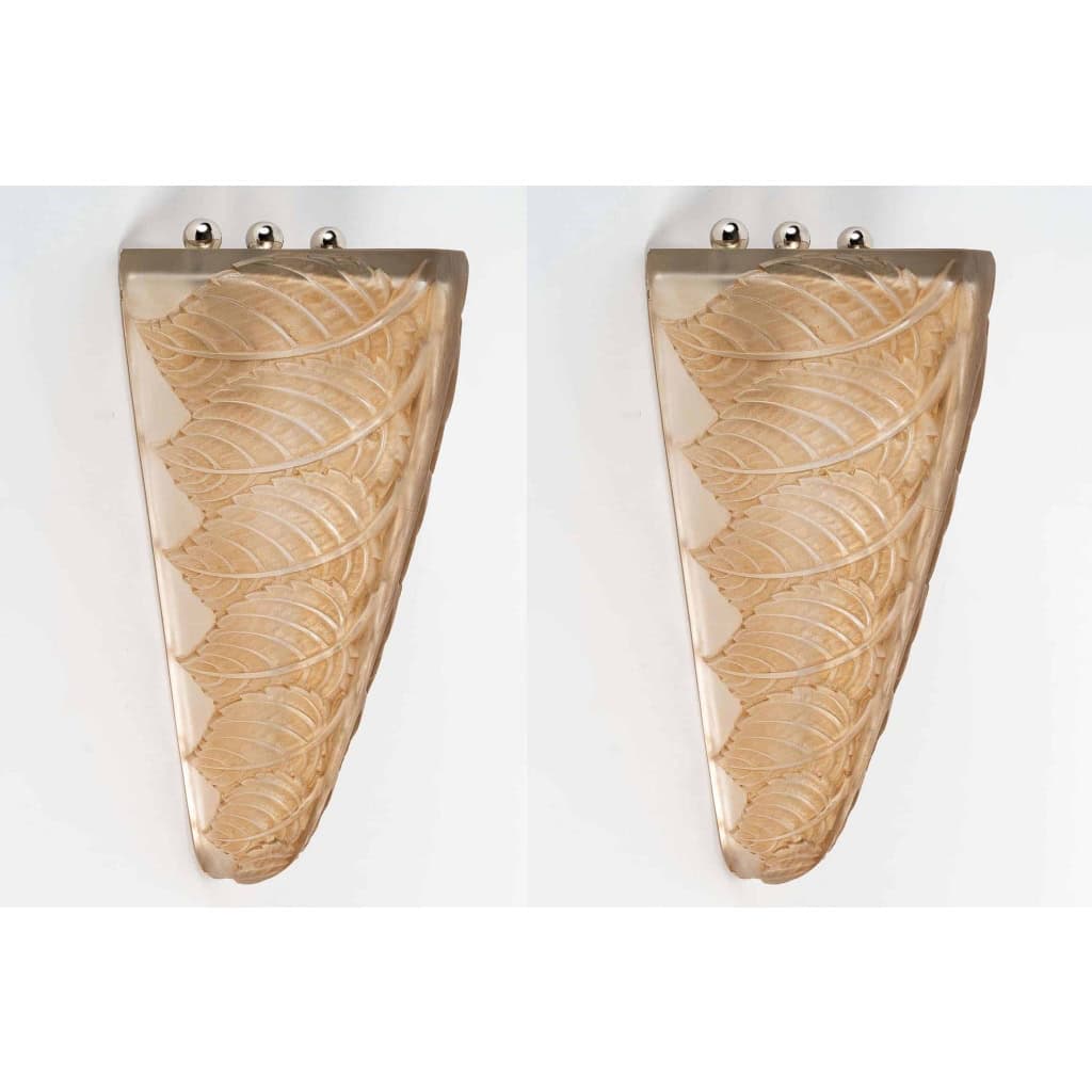 Paire d’Appliques « Noisetier » verre blanc patiné sepia de René LALIQUE | Biron |||||||