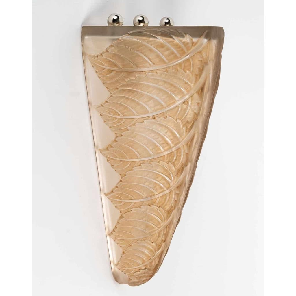 Paire d’Appliques « Noisetier » verre blanc patiné sepia de René LALIQUE | Biron Paire d'Appliques "Noisetier" verre blanc patiné sepia de René LALIQUE