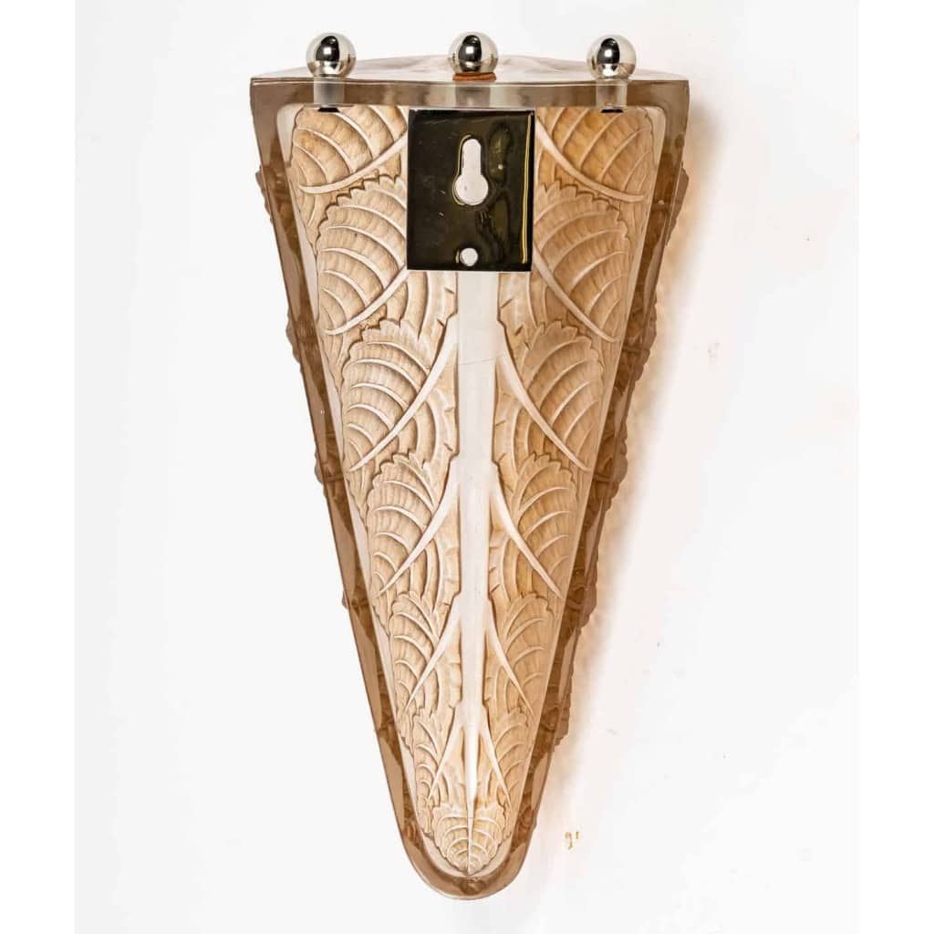 Paire d’Appliques « Noisetier » verre blanc patiné sepia de René LALIQUE | Biron Paire d'Appliques "Noisetier" verre blanc patiné sepia de René LALIQUE