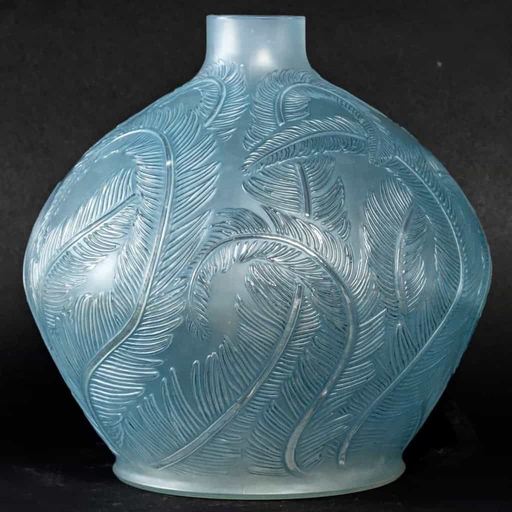 Vase « Plumes » verre opalescent patiné bleu de René LALIQUE | Biron |||||||