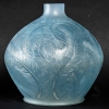 Vase « Plumes » verre opalescent patiné bleu de René LALIQUE | Biron Vase « Plumes » verre opalescent patiné bleu de René LALIQUE
