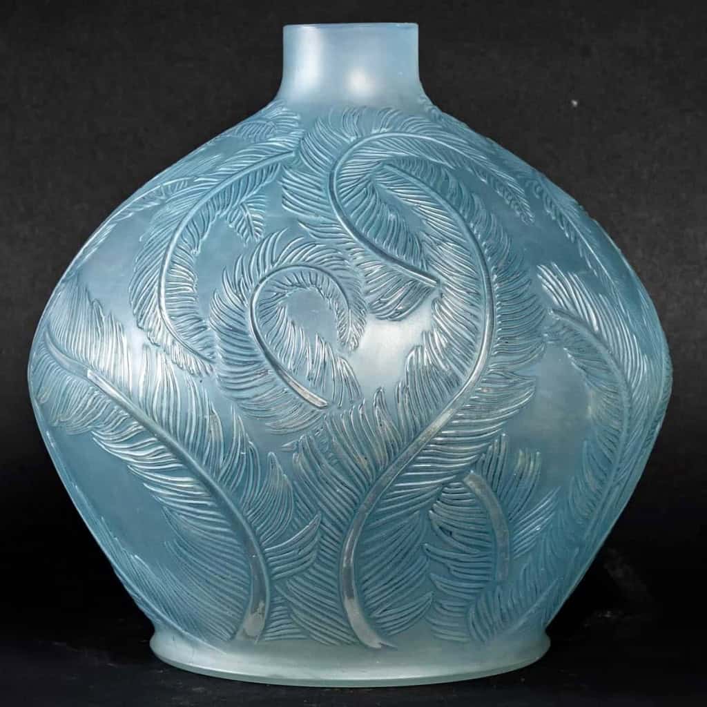 Vase « Plumes » verre opalescent patiné bleu de René LALIQUE | Biron Vase « Plumes » verre opalescent patiné bleu de René LALIQUE