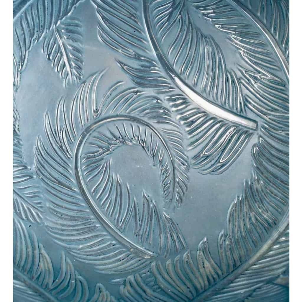 Vase « Plumes » verre opalescent patiné bleu de René LALIQUE | Biron Vase « Plumes » verre opalescent patiné bleu de René LALIQUE