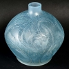 Vase « Plumes » verre opalescent patiné bleu de René LALIQUE | Biron Vase « Plumes » verre opalescent patiné bleu de René LALIQUE