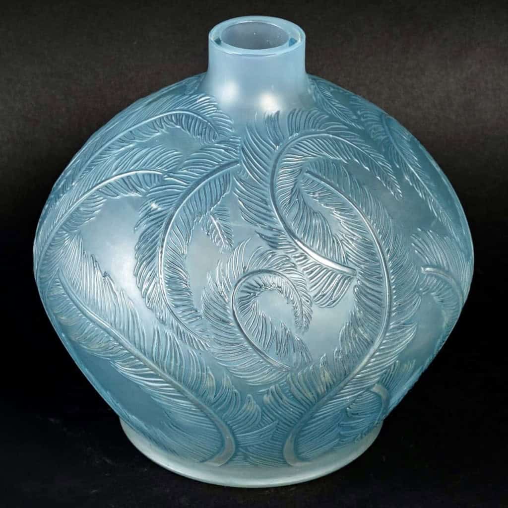 Vase « Plumes » verre opalescent patiné bleu de René LALIQUE | Biron Vase « Plumes » verre opalescent patiné bleu de René LALIQUE