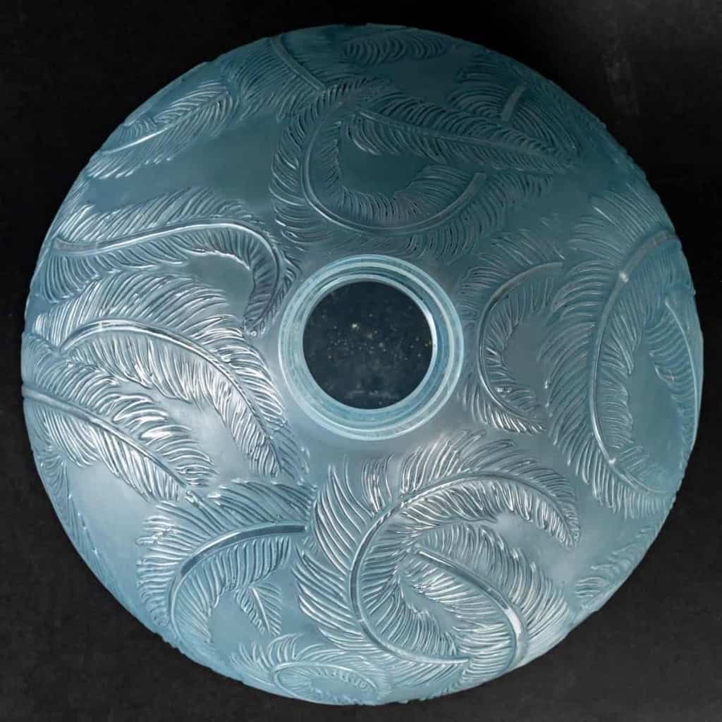 Vase « Plumes » verre opalescent patiné bleu de René LALIQUE | Biron Vase « Plumes » verre opalescent patiné bleu de René LALIQUE